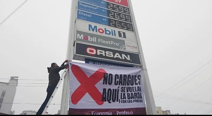 Profeco coloca las primeras lonas de advertencia en gasolineras con precios altos