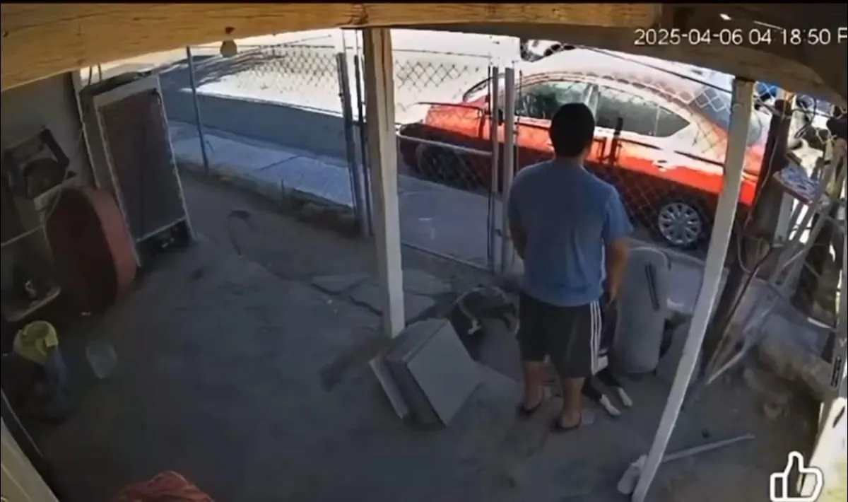 Captan en video amenazas de policía a vecino por instalar cámara de seguridad