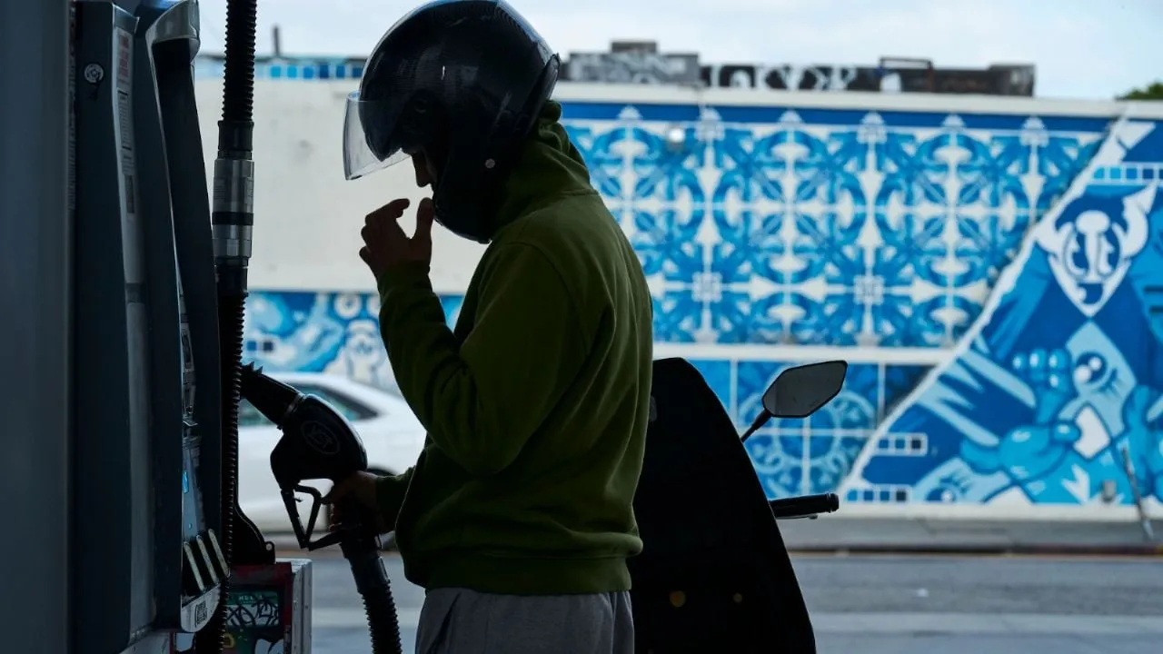 Nueva alza de precios del petróleo tras incidentes entre EU e Irán en el estrecho de Ormuz