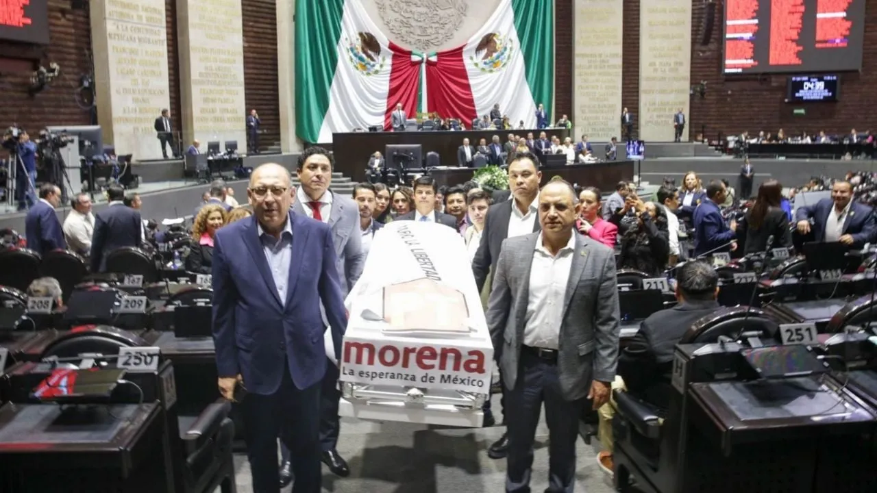 El PRI lleva un ataúd a la discusión de la Ley Telecom; “murió la libertad”, dicen