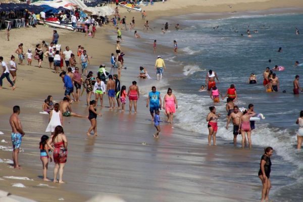 ¿Y el quédate en casa? Acapulco y puerto Vallarta tienen ocupadas sus costas con visitantes.