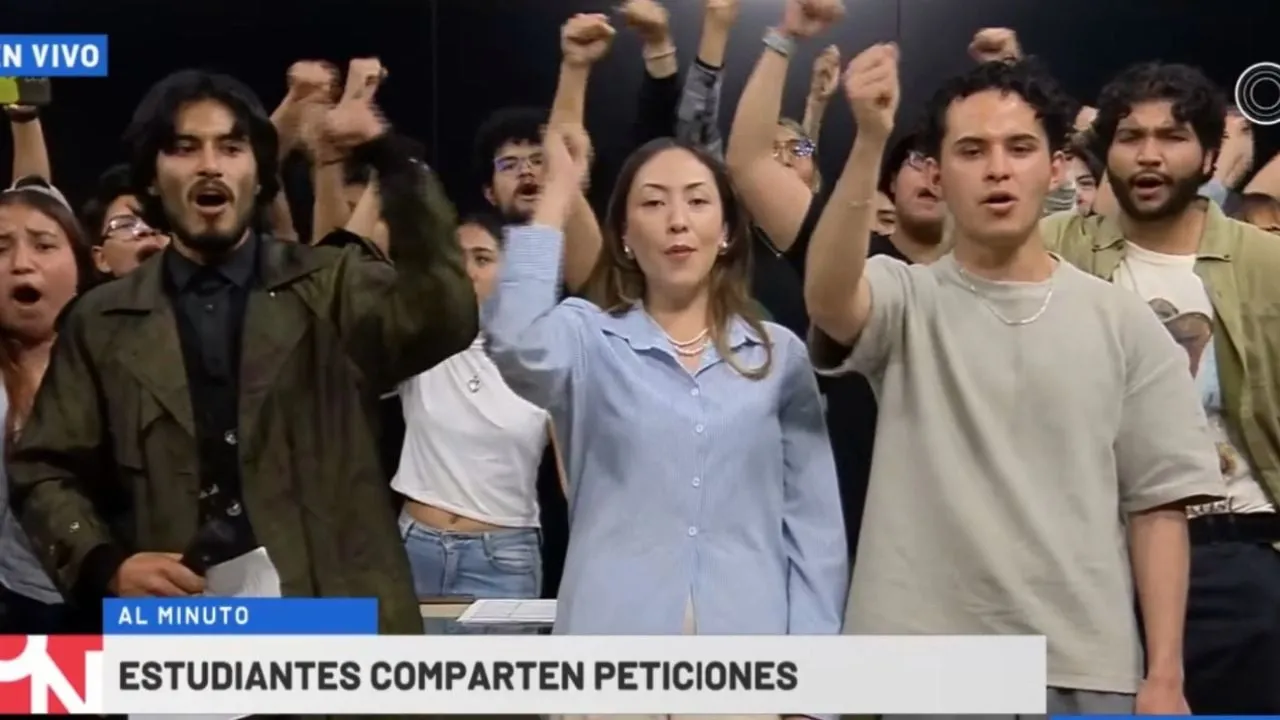 Alumnos irrumpen en Canal Once y denuncian que el IPN está en “decadencia y agoniza”