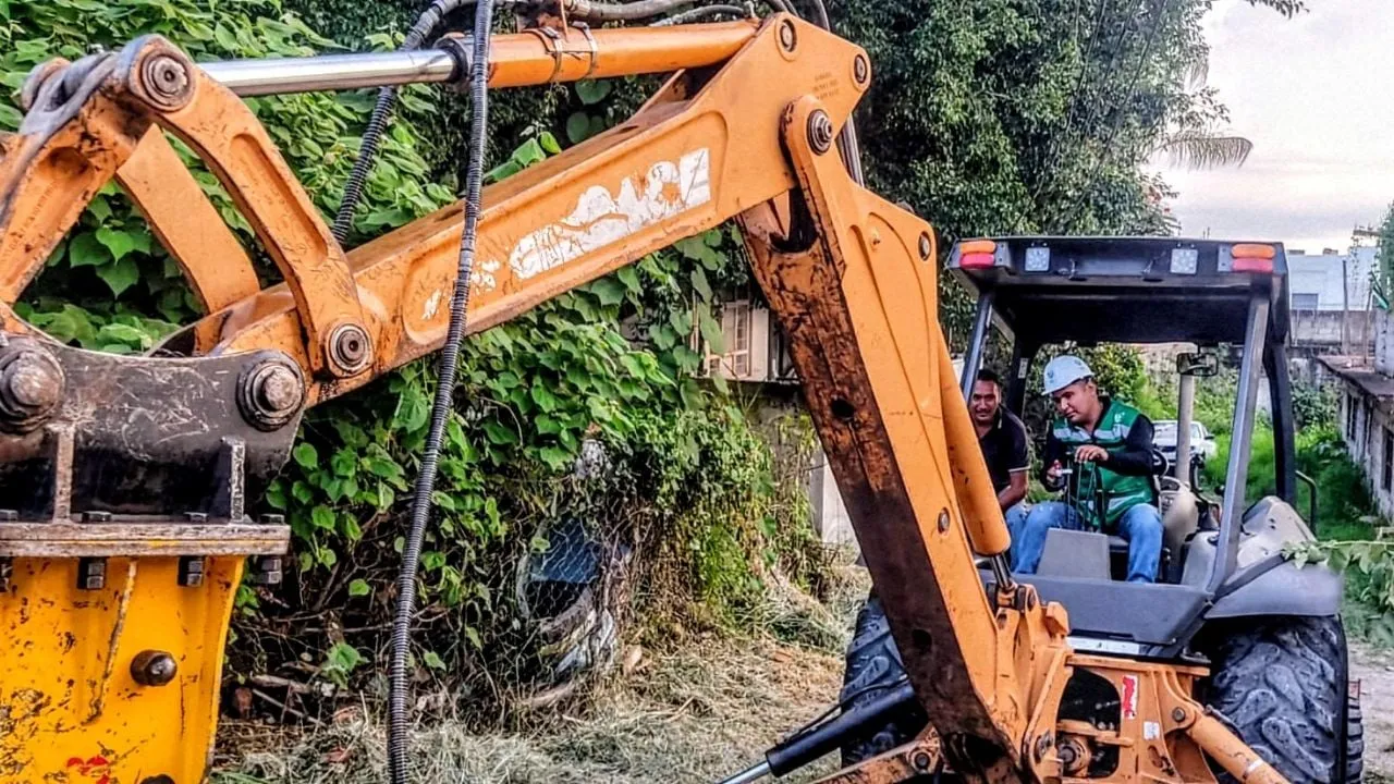 Alcalde de Emiliano Zapata se sube a excavadora para “trabajar” y derriba un poste frente a vecinos