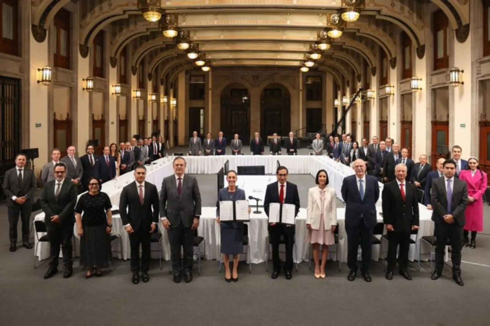 Sheinbaum se compromete a fijar la canasta básica 910 pesos