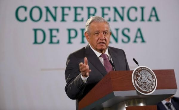 AMLO acusa al INE de simulación en consulta popular.