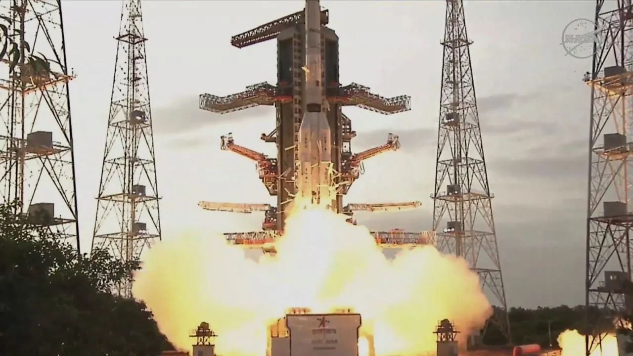 La NASA e India lanzan satélite para rastrear cambios en la superficie terrestre