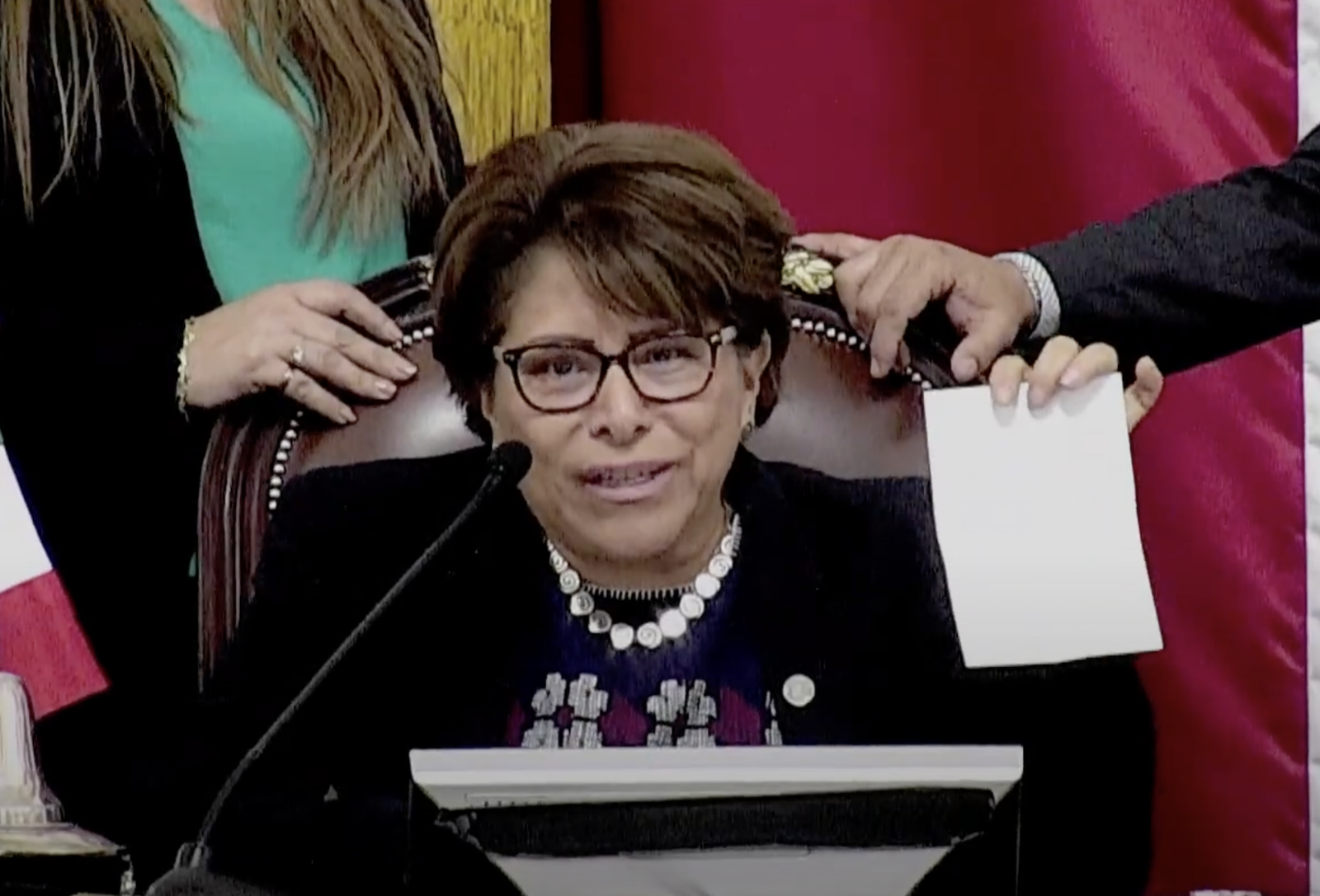 Diputado de CDMX vota en secreto y deja en la urna este mensaje grosero (Video)