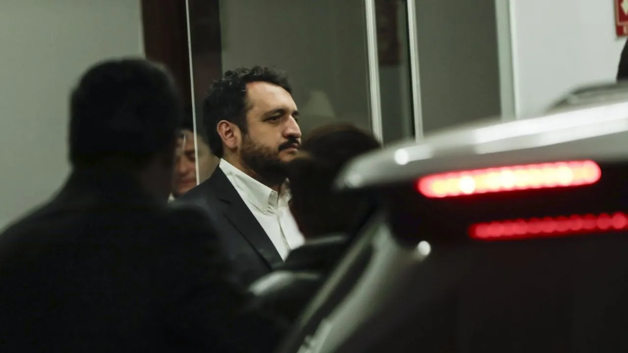 "Pura politiquería": Sheinbaum sobre denuncia de panista contra "Andy" López Beltrán por huachicol fiscal