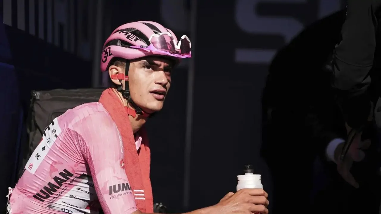 Isaac del Toro mantiene el liderato del Giro tras 16 etapas; la competición termina este domingo