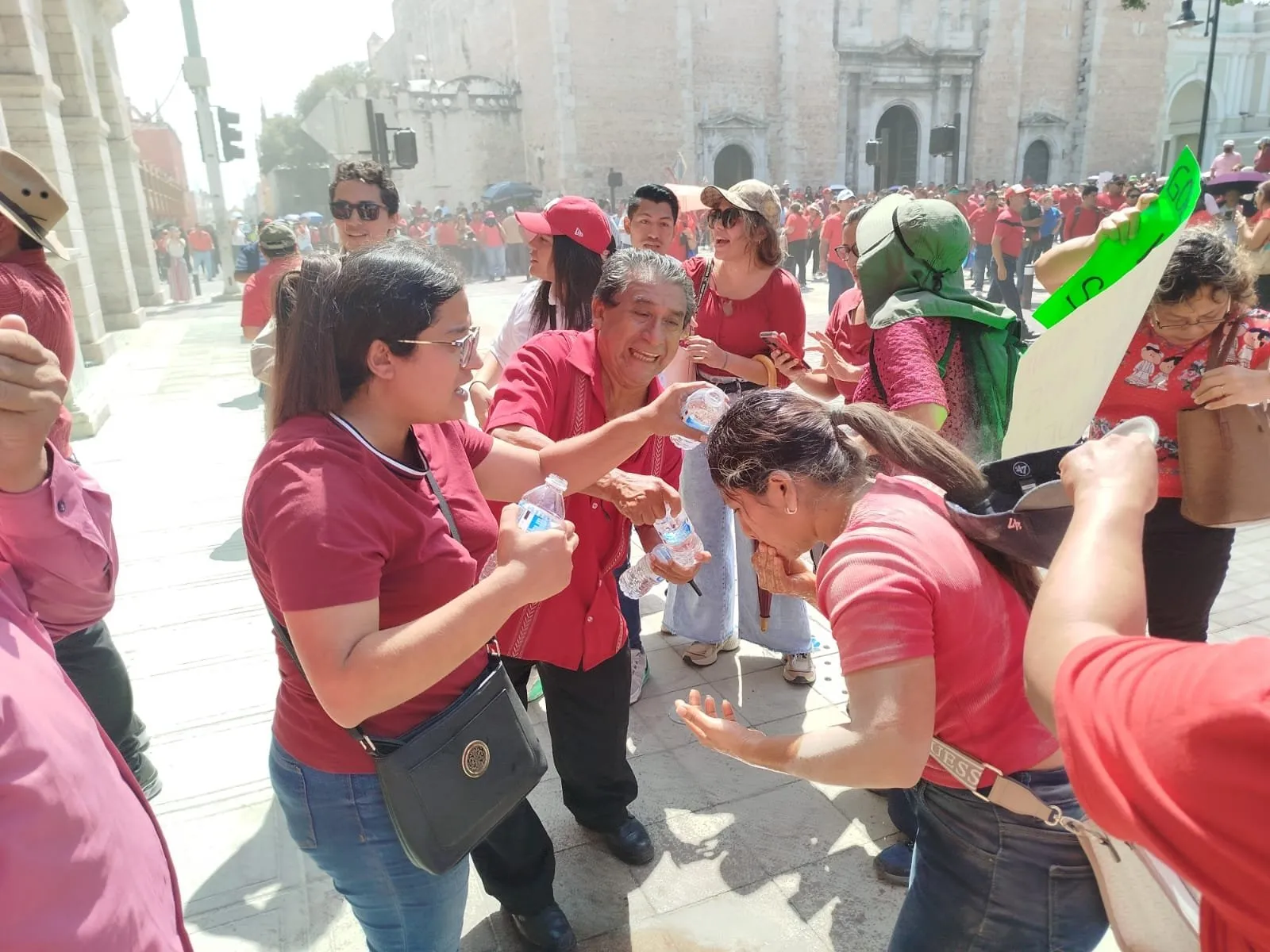 Dispersan, con extintores, protesta de docentes en Yucatán (Video)