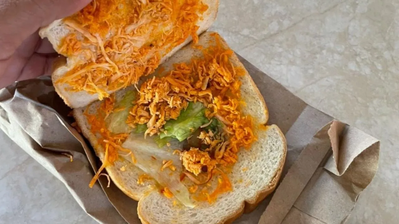 Estudiante se queja de un sándwich, y la universidad lo suspende y lo envía al psicólogo