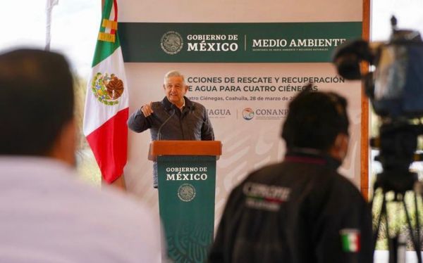 AMLO critica excesivo uso de agua para cerveza y leche