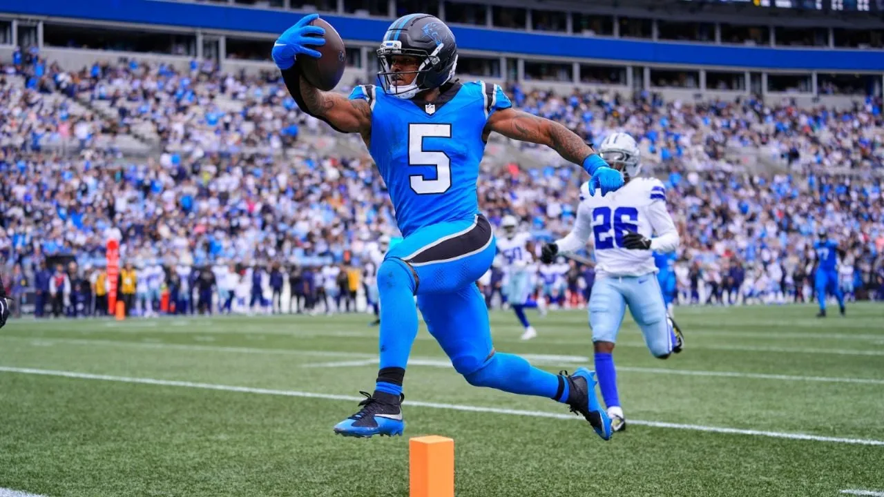 Dowdle logra 239 yardas ante su exequipo; Panthers vencen a Cowboys con gol de campo al final