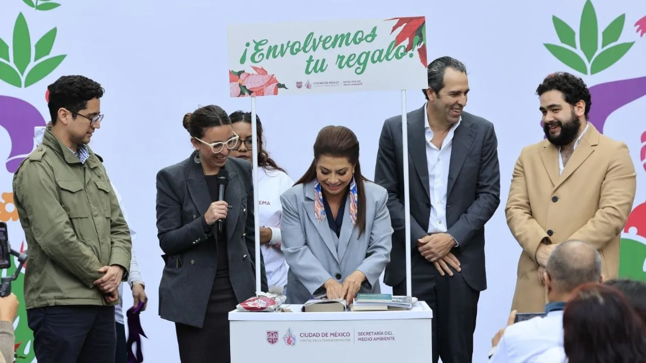 Brugada anuncia instalación de 50 módulos en CDMX para envolver regalos con papel reciclado