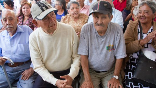 Anuncian aumento en pensión para adultos mayores.