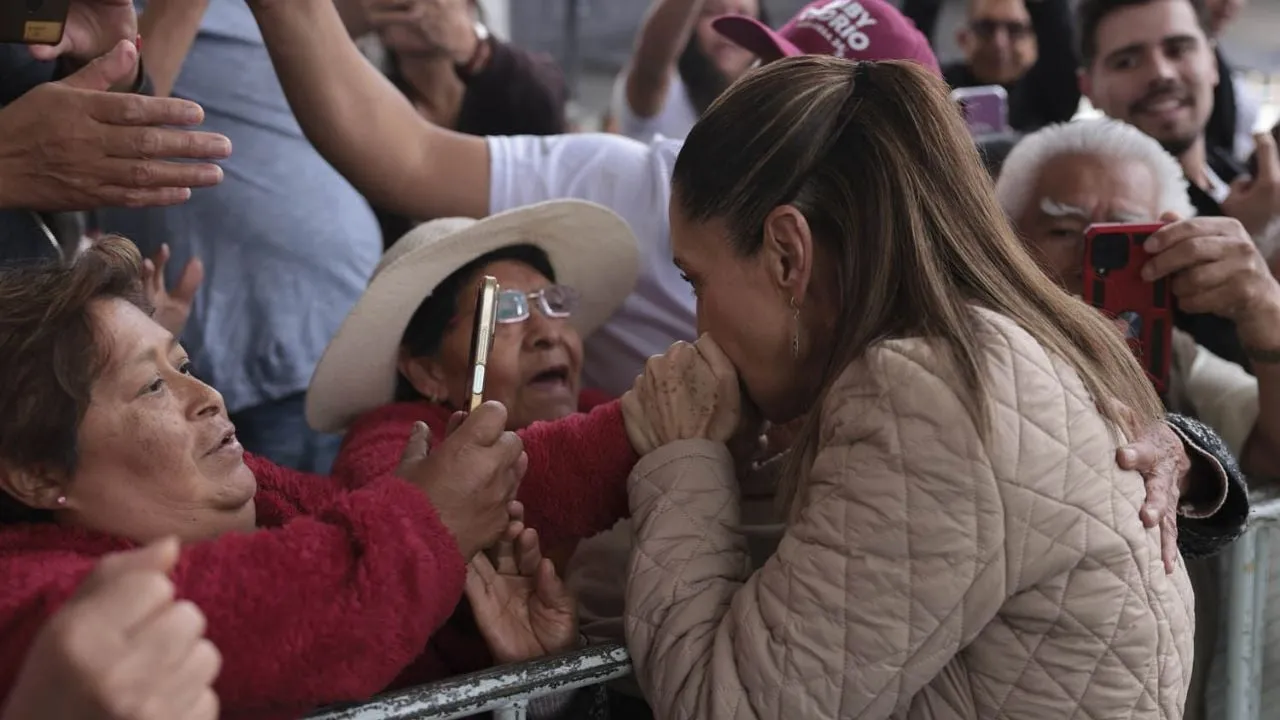 “Los gobernantes debemos vivir en la justa medianía”, dice Sheinbaum tras viajes de morenistas