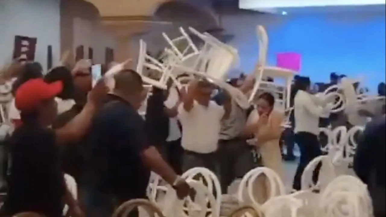 Revientan a sillazos asamblea de senador morenista para promover la elección judicial (Videos)