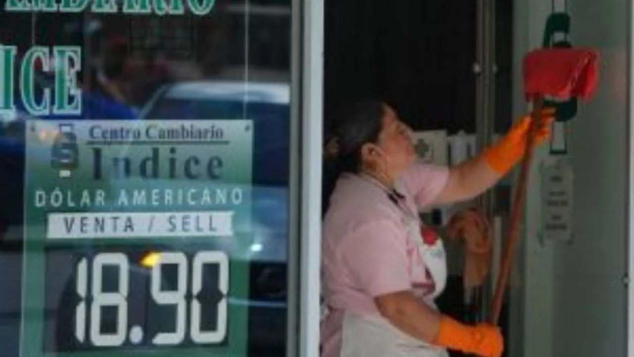 Peso rompe racha negativa, pero sigue el riesgo de depreciación: Bloomberg