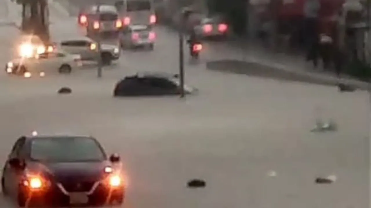 Lluvia en Puebla provoca inundaciones, caídas de bardas y árboles (Videos)