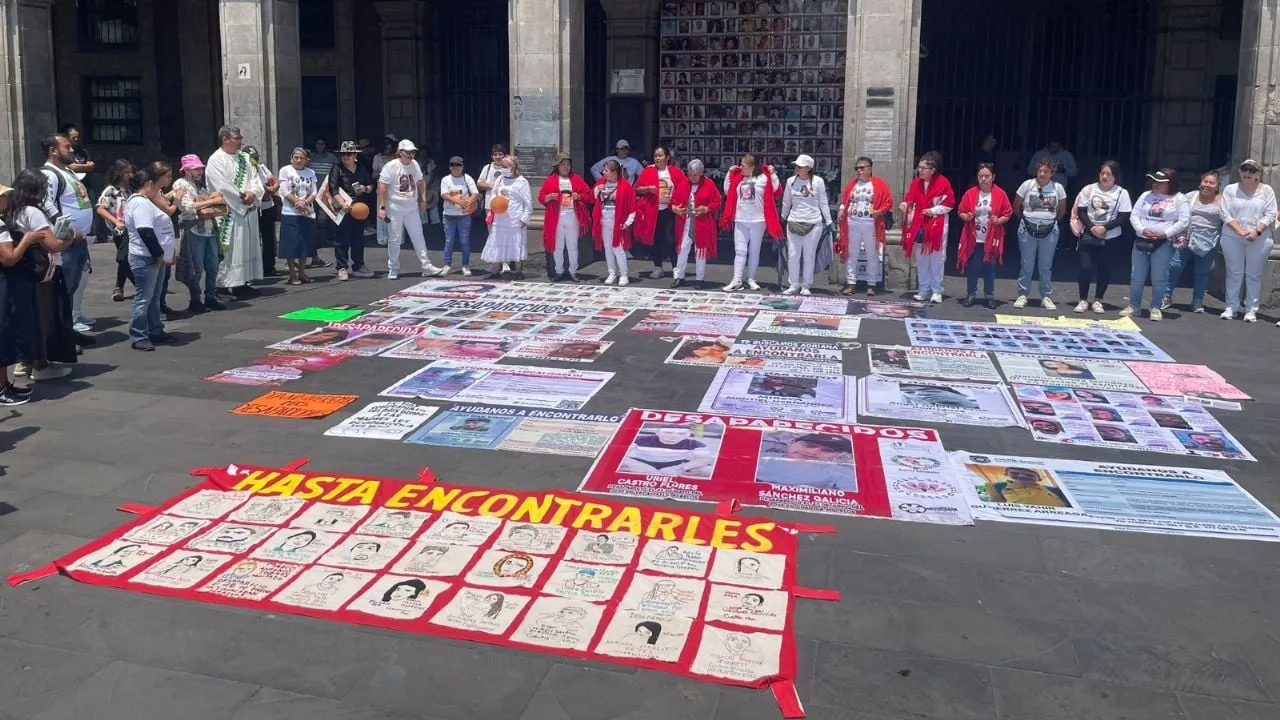 Colocan fichas de búsqueda en el centro de Cuernavaca; madres exigen audiencia con la gobernadora