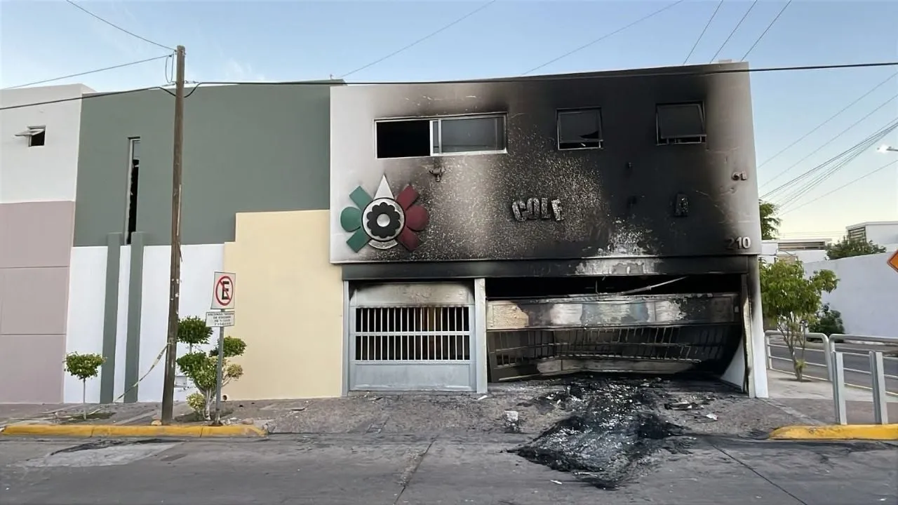 Grupo armado choca vehículo contra entrada e incendia fachada de colegio particular en Culiacán