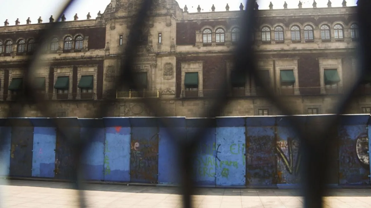 Citlalli Hernández justifica instalación de vallas en el Zócalo para la marcha del 8M