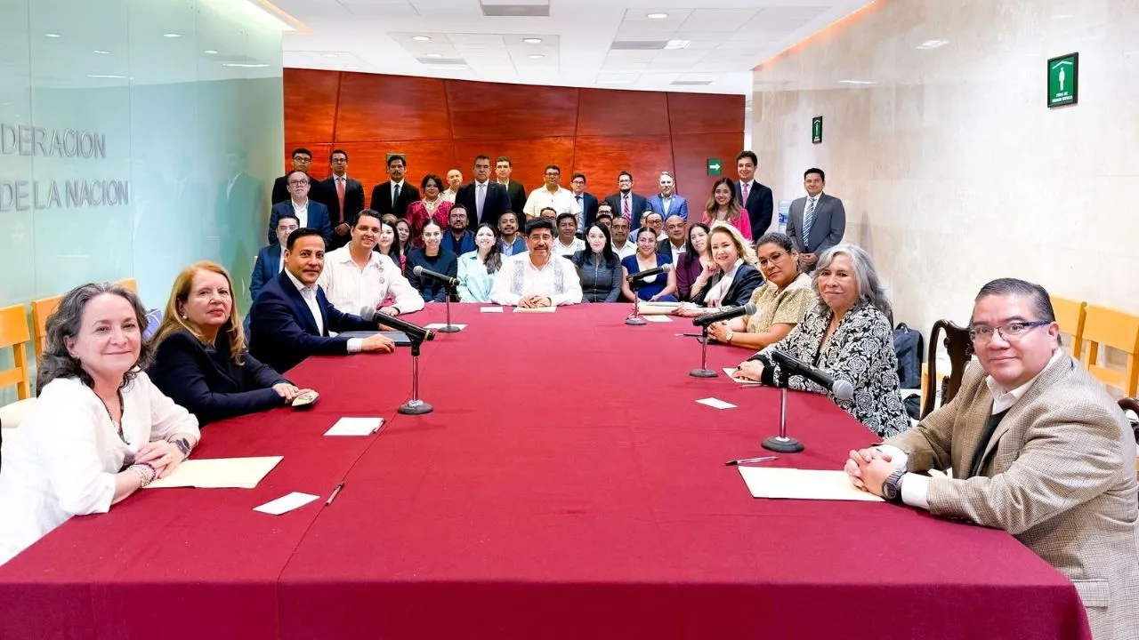 Hugo Aguilar invita al abogado de los padres de los 43 a colaborar con la nueva SCJN