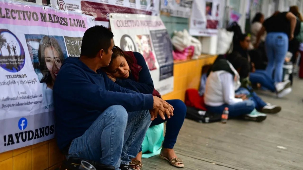Colectivos de desaparecidos cumplen más de 24 horas en plantón frente a la CEAIV de Veracruz