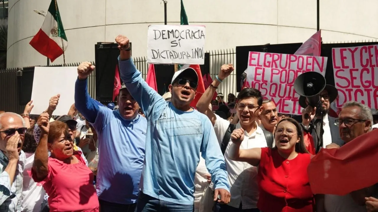 “No a la ley mordaza”: manifestantes rechazan reforma sobre telecomunicaciones en el Senado