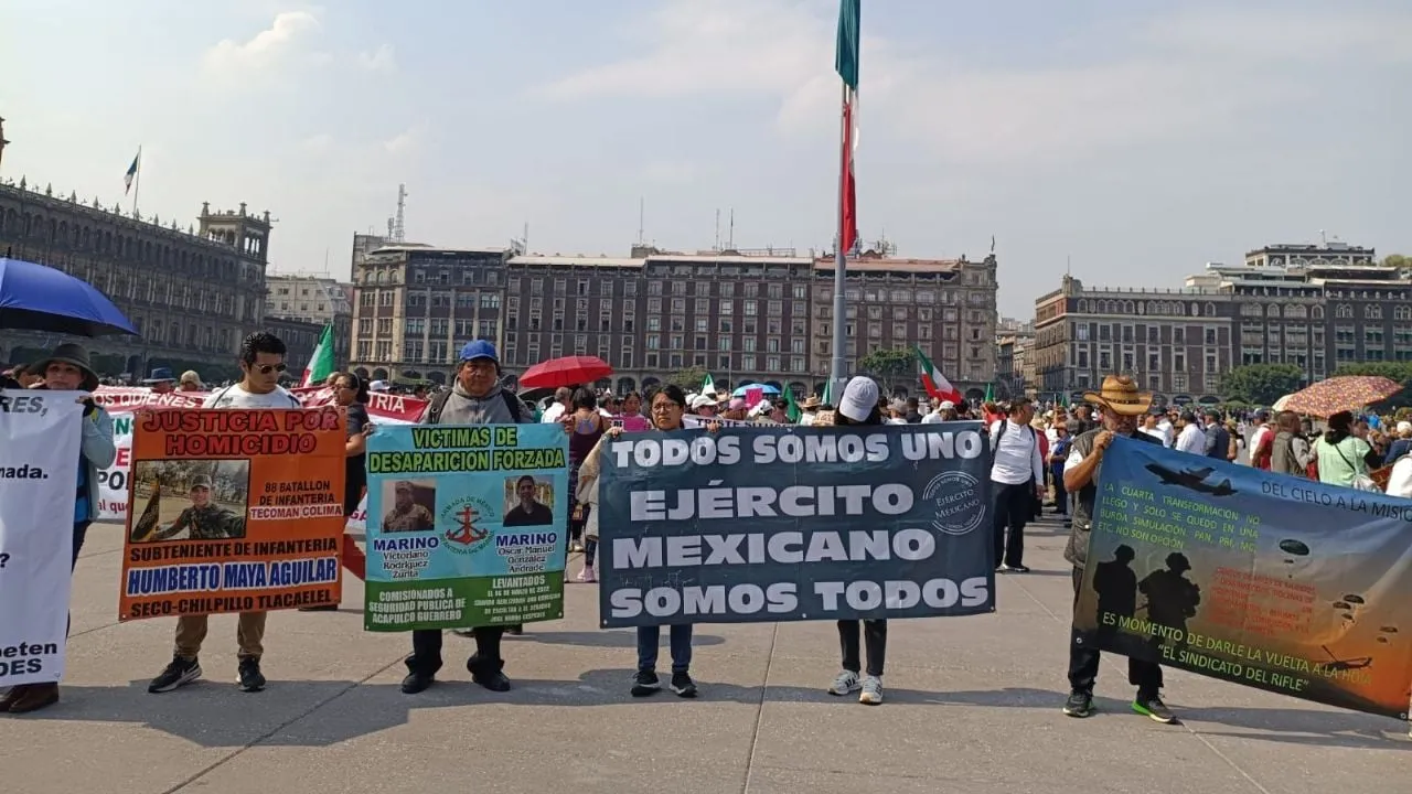 Militares en retiro marchan del Ángel al Zócalo; reprochan aumento de cuatro por ciento