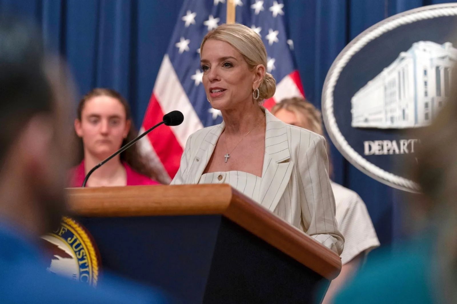 Trump demanda a Maine por participación de atletas transgénero en deportes femeninos