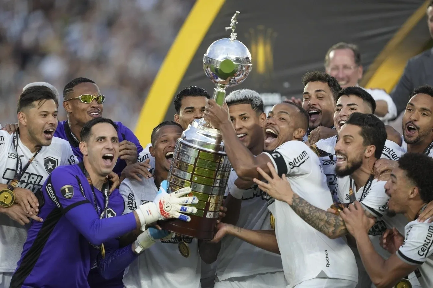 Botafogo con 10 hombres gana su primera Copa Libertadores