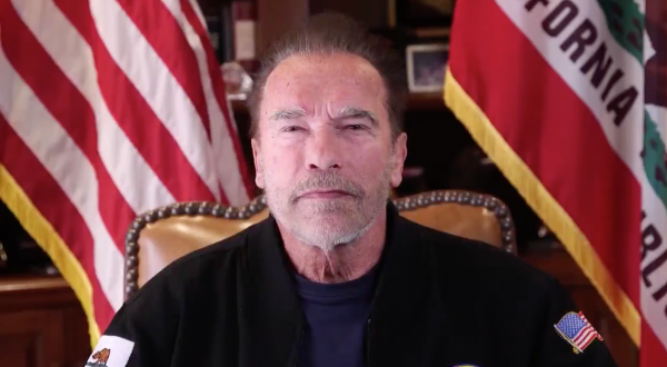 Arnold Schwarzenegger recuerda su infancia tras el nazismo para despedir a Trump.