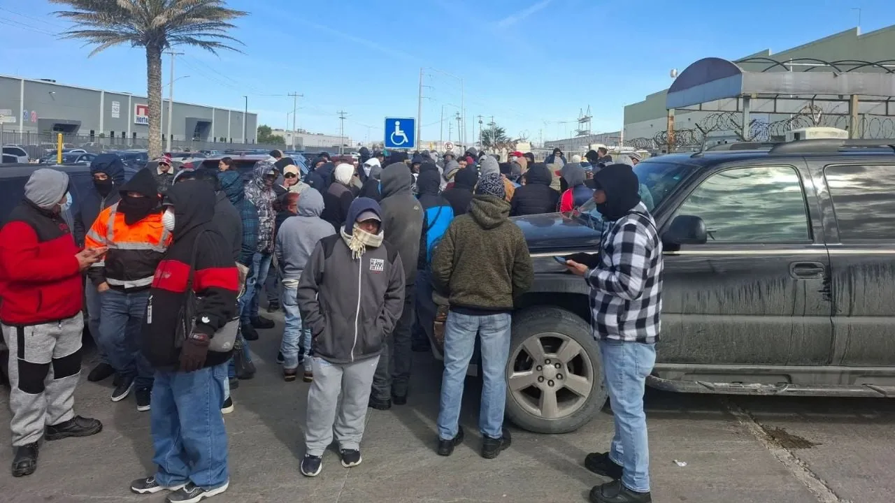 Trabajadores de maquiladora Tridonex quedan fuera de la planta y temen cierre en Matamoros