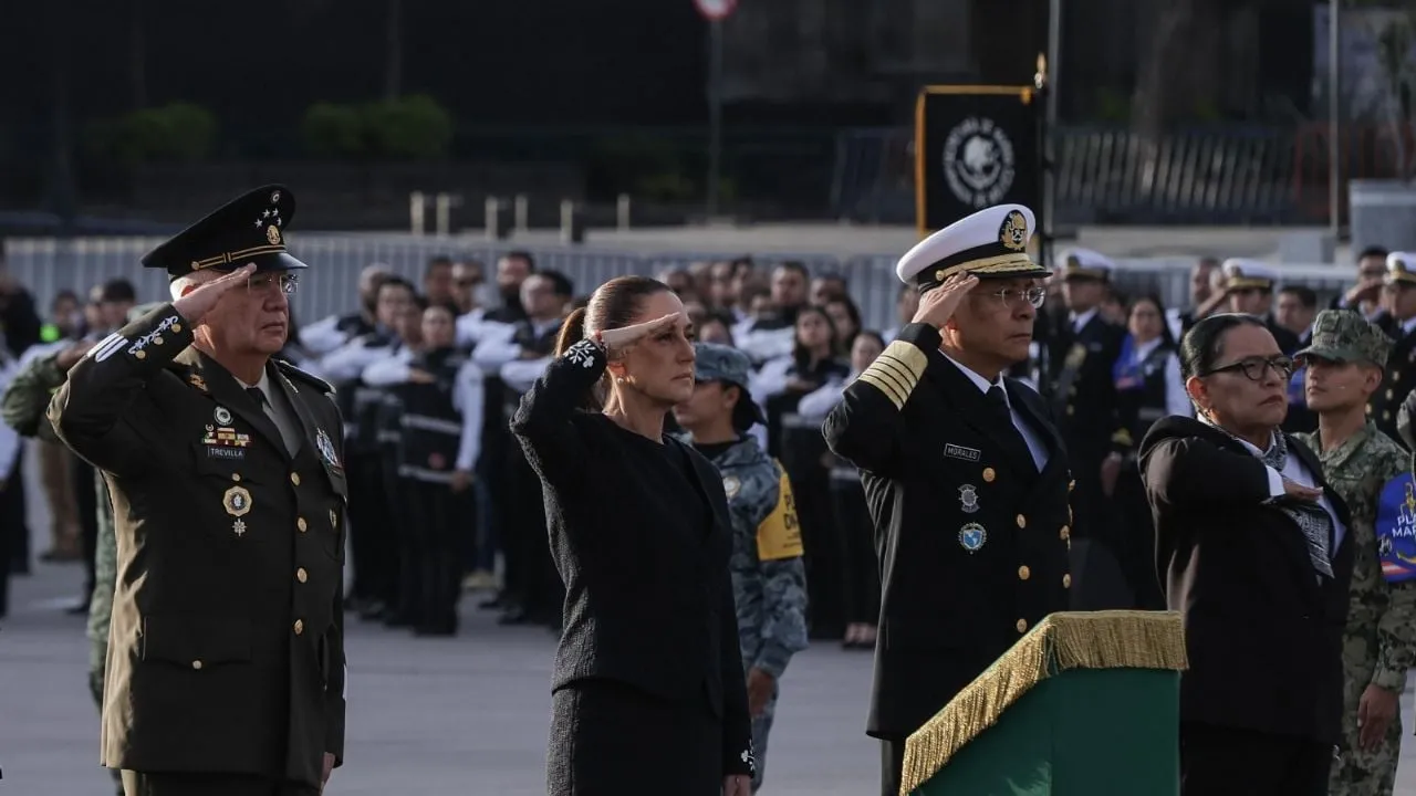Sheinbaum encabeza el izamiento de la bandera por el aniversario de los sismos de 1985 y 2017