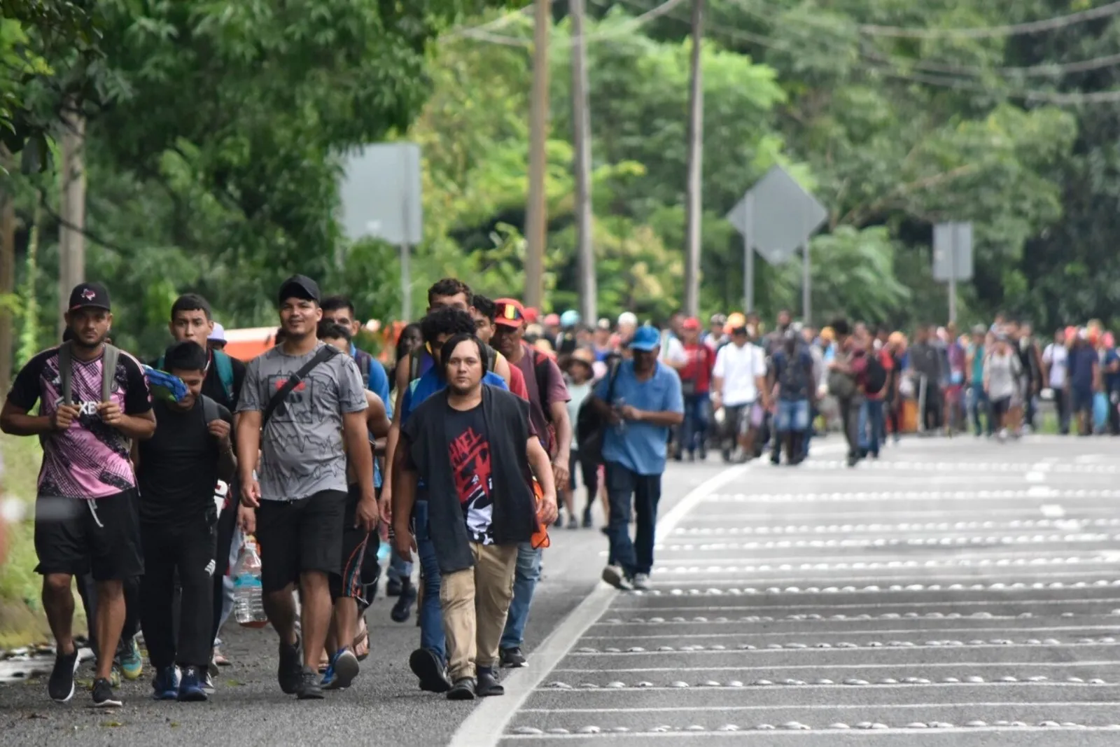 Autoridades mexicanas dispersan dos caravanas de migrantes que se dirigían a EU