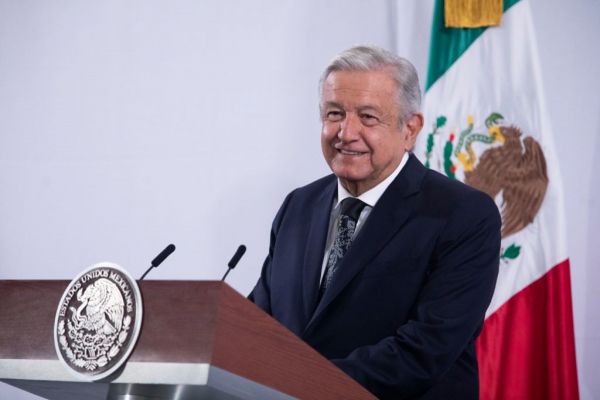 Popularidad de AMLO continua a la baja