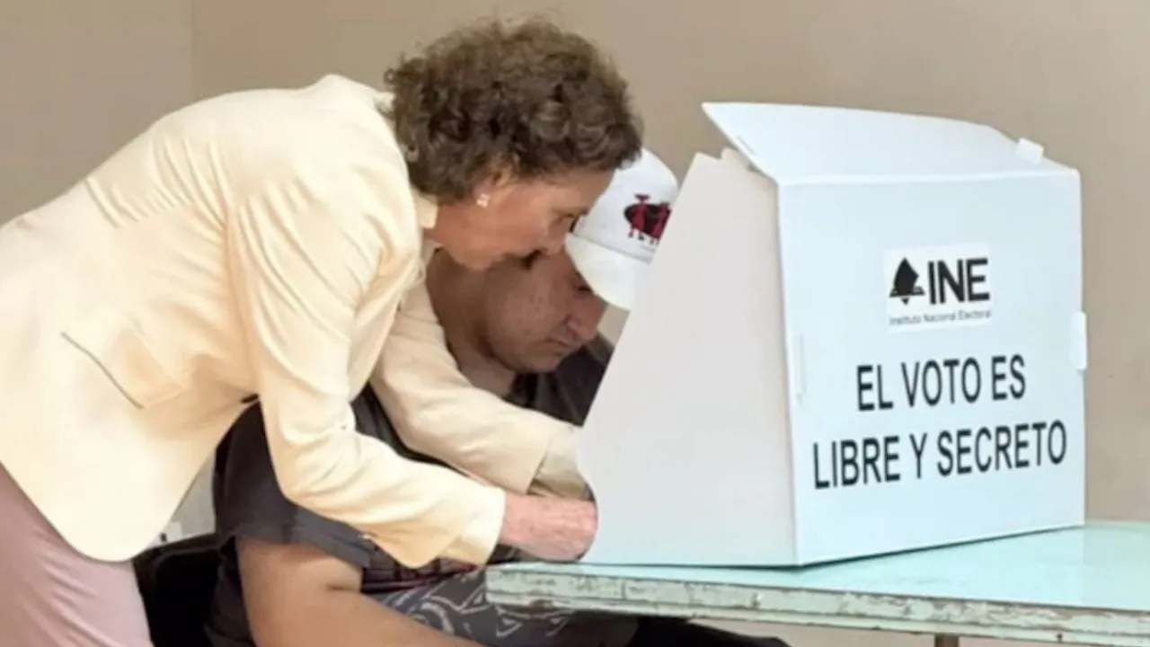Beatriz Gutiérrez Müller publica foto con su hijo Jesús Ernesto en la casilla y desata polémica