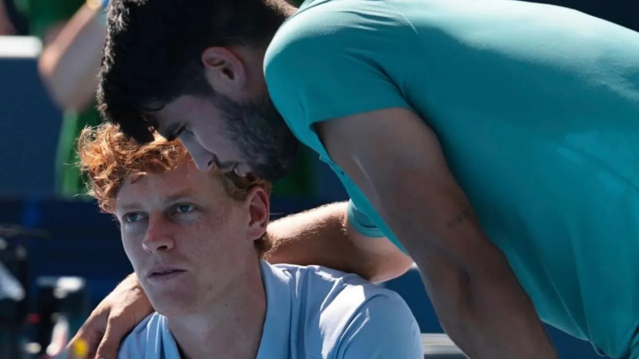 Alcaraz gana el Abierto de Cincinnati tras la retirada de Sinner en el primer set por enfermedad
