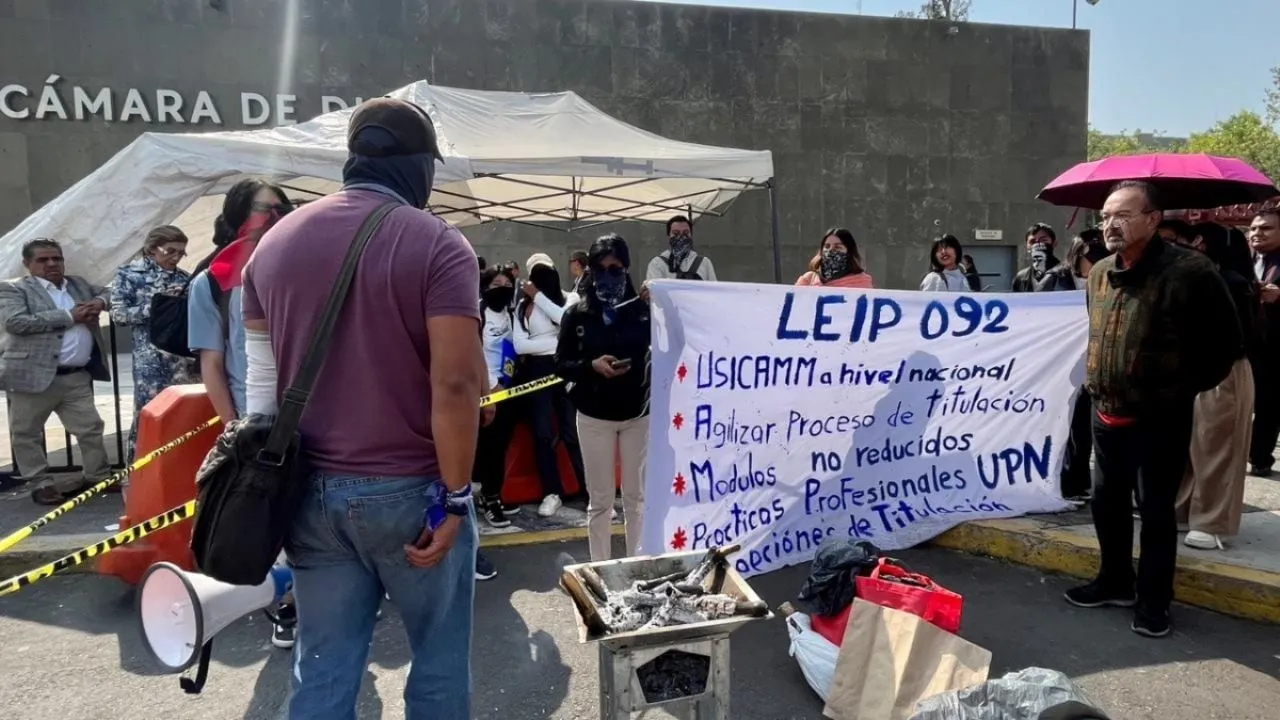 Estudiantes de la UPN cierran accesos a la Cámara de Diputados