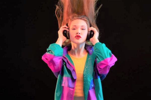 Sordera por audífonos, el padecimiento que podrían vivir los adolescentes