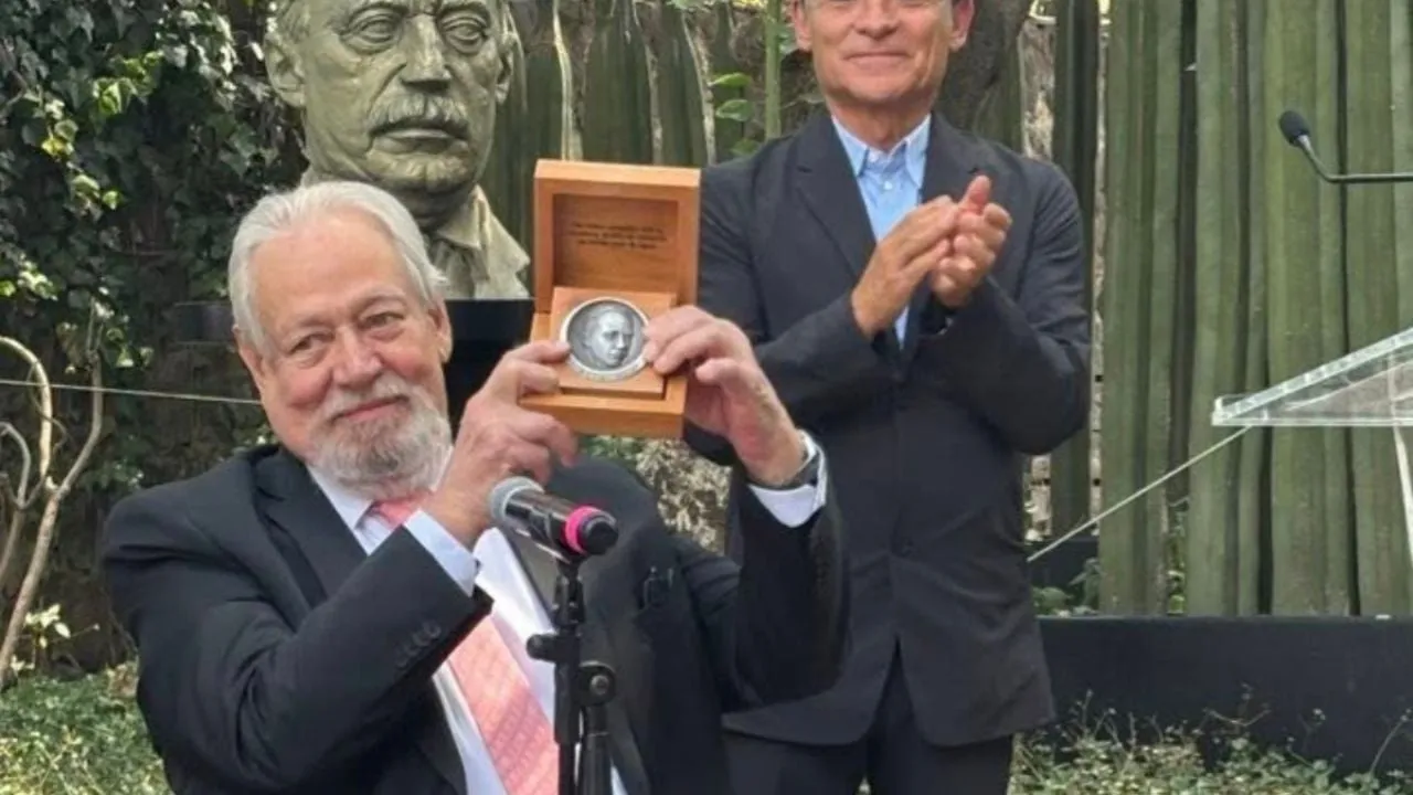Entregan a Gonzalo Celorio “Medalla José Vasconcelos” del Seminario de Cultura Mexicana