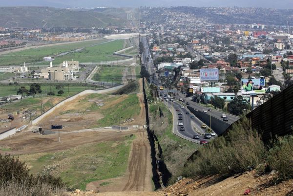México y EU acuerdan reapertura gradual de frontera.