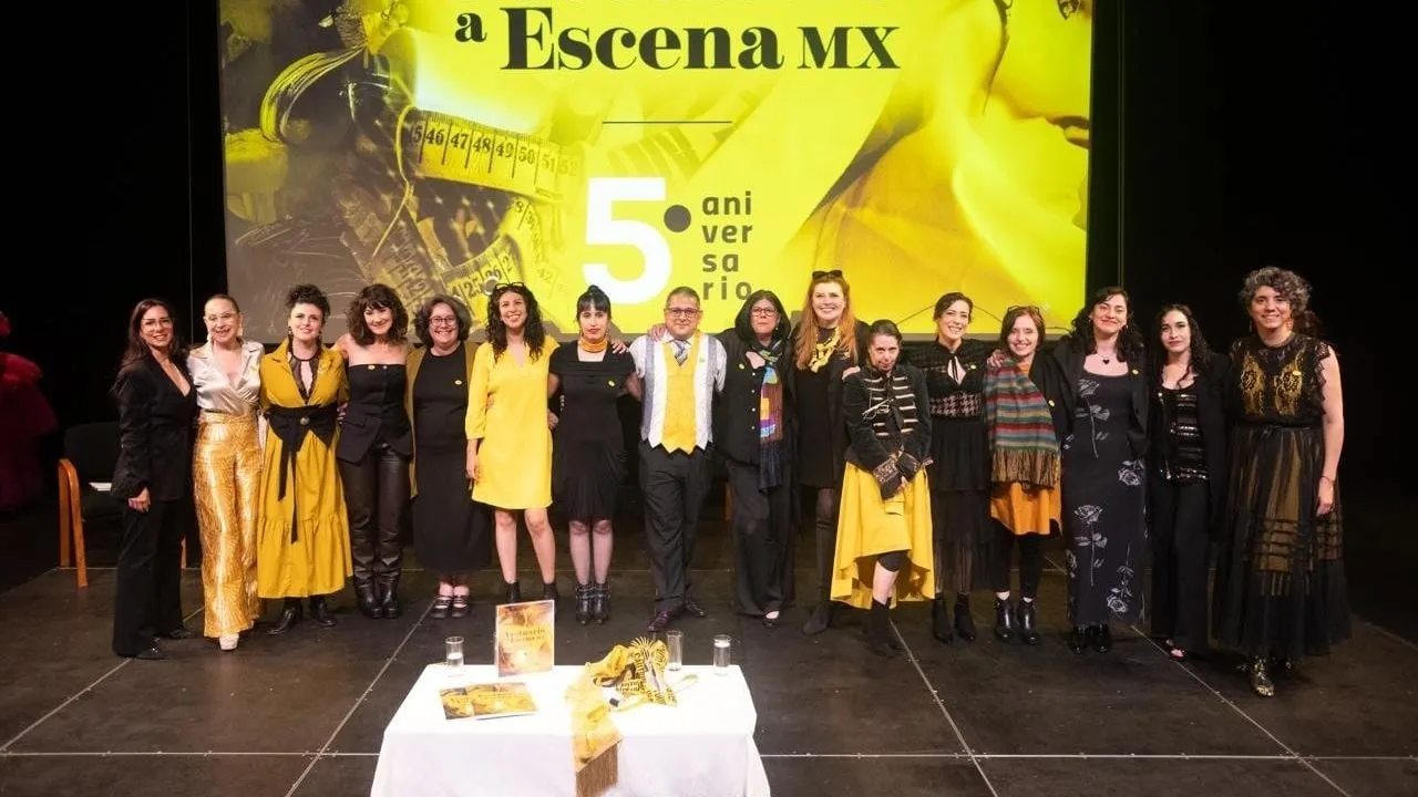 El fascinante y complejo mundo de la creación de la ropa en el catálogo “Vestuario a Escena MX”