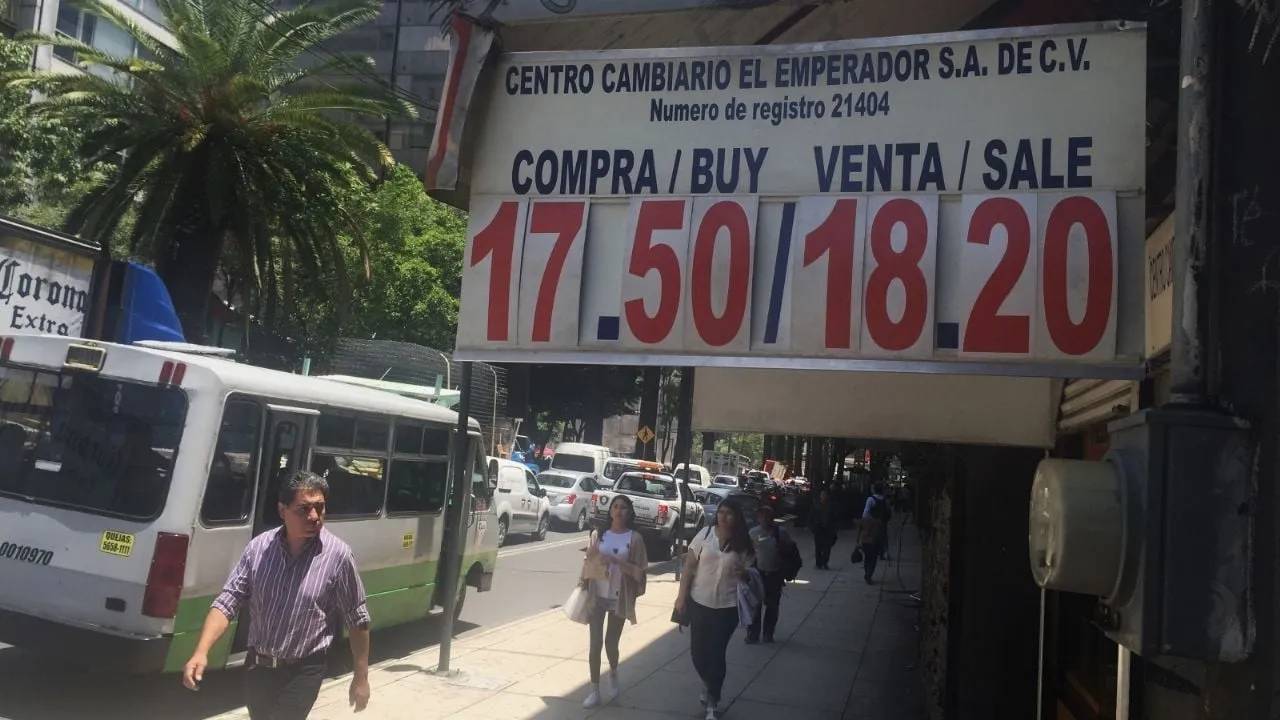 Peso cede ante cautela de los inversionistas y en espera del proyecto fiscal de Trump