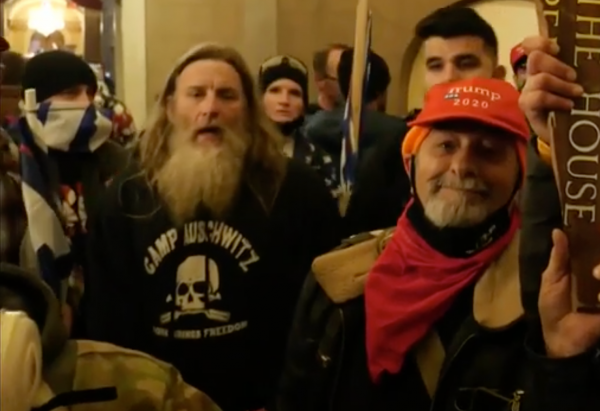 Arrestan a manifestante pro-Trump con sudadera nazi