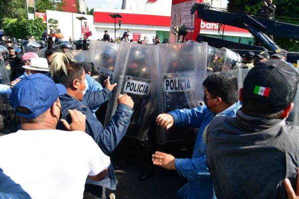 Policías se enfrentan con gaseros por bloqueos en CDMX