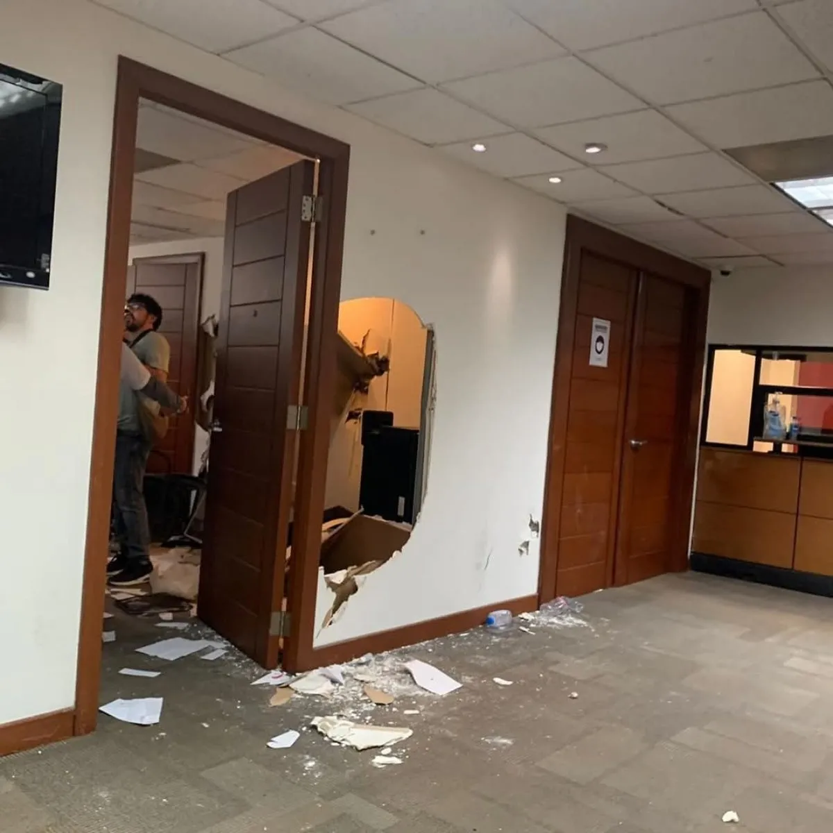 Irrumpen en la oficina de Rubén Rocha Moya en protesta por homicidio de Gael y Alexander (Videos)