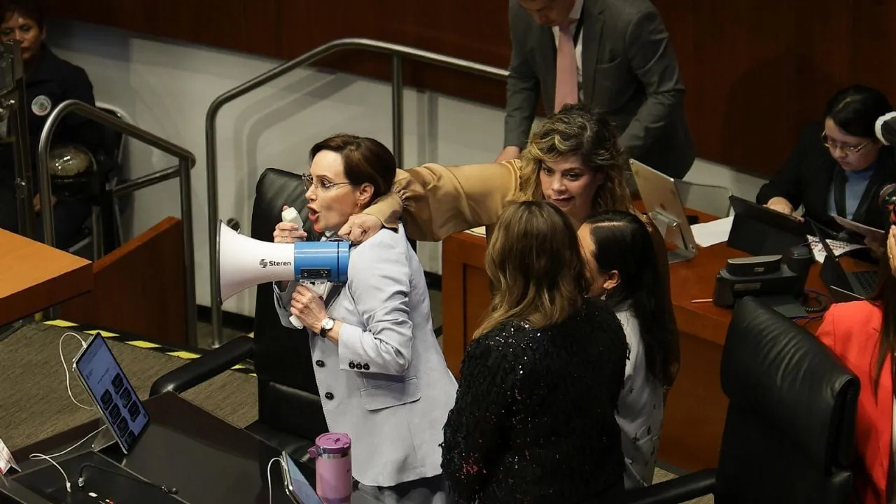 Ratifican a cónsules entre impugnaciones; cortan el cable del megáfono a Lilly Téllez (Video)