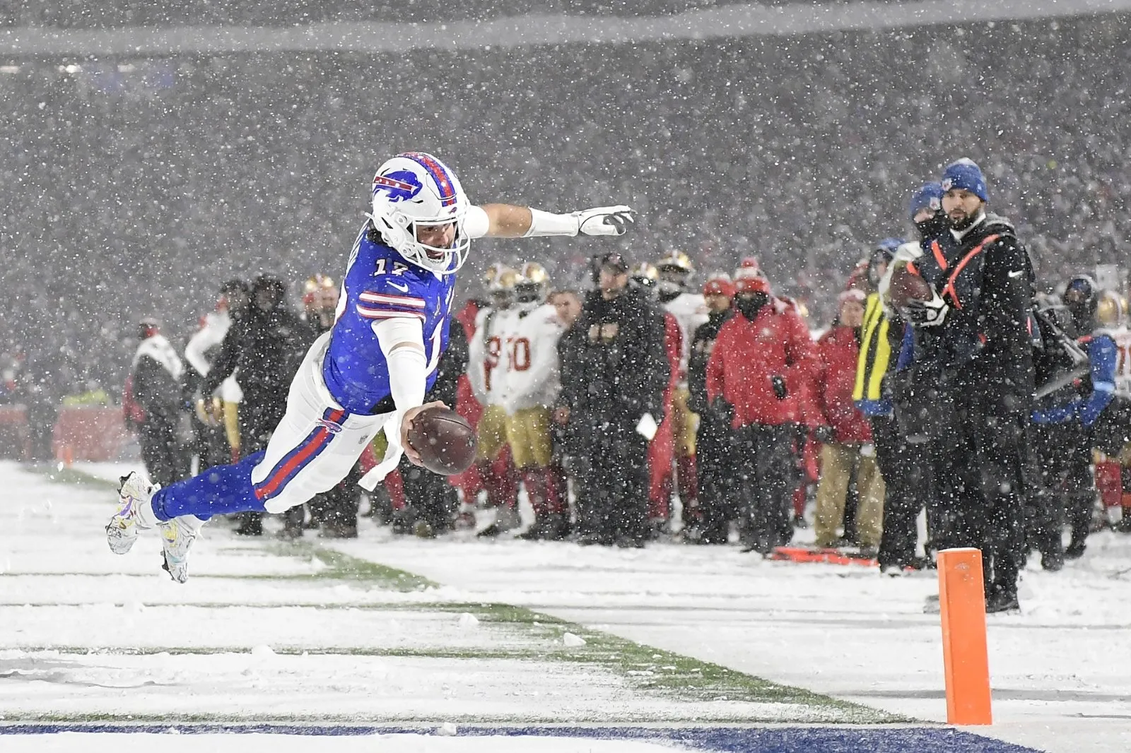 Josh Allen anota por aire, tierra y recibiendo para que Bills aplastaran 35-10 a 49ers